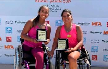 Angélica Benal (izquierda) con su trofeo como campeona de la Copa Kemal Sahin, en Turquía., FOTO CORTESÍA FEDECOLTENIS 