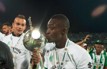 Marlos Moreno besando el trofeo de la Copa Libertadores de 2016. FOTO JUAN ANTONIO SÁNCHEZ