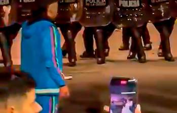 Dayro moreno a las afueras del hotel durante los desmanes entre hinchas y fuerza pública en Argentina. Foto: Captura de vídeo tomado de X @TendenciaDepCol