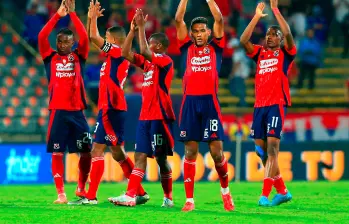 Los jugadores del Independiente Medellín tras su triunfo 1-0 sobre Junior en el Atanasio. FOTO CAMILO SUÁREZ