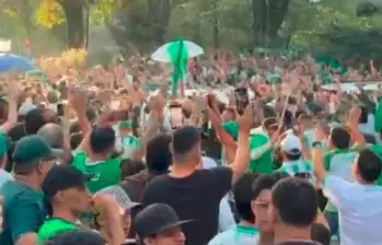 En la imagen se puede ver la fiesta de los hinchas antes de ingresar al Atanasio Girardot. FOTO LUZ MOLINA