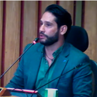 Camilo Calle es del Partido Verde, declarado en independencia frente al gobierno de Andrés Julián Rendón. FOTO: tomada de YouTube Asamblea de Antioquia