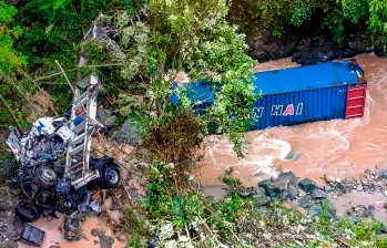 Así quedó la tractomula accidentada en la vía hacia el Occidente. FOTO: Julio Herrera.