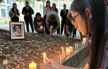 Velatón realizada en la sede Medellín de la Universidad Nacional en honor de la estudiante desaparecida. FOTO: Cortesía