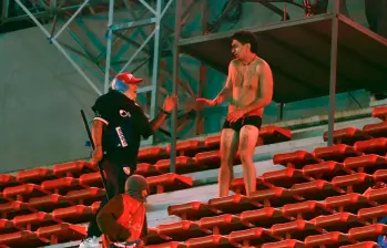 Varios hinchas salieron con heridas y sin ropa del estadio Libertadores de América en Avellaneda. Foto: AFP