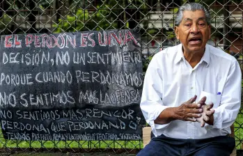 Miguel Valencia estuvo durante más de 50 años contando las noticias con tiza a las afueras de la Universidad de Antioquia Foto: Jaime Pérez Munévar