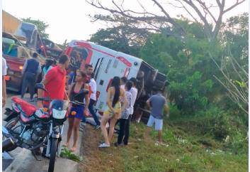 El bus en el que viajaba la agrupación resultó volcado a la altura del sector Tierragrata, en Córdoba. Foto: Cortesía.