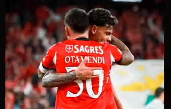 El antioqueño Richard Ríos celebra con Nicolás Otamendí el gol del argentino en la victoria del Benfica. FOTO TOMADA X @SLBenfica El antioqueño Richard Ríos celebra con Nicolás Otamendí el gol del argentino en la victoria del Benfica. FOTO TOMADA X @SLBenfica