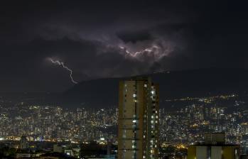 83 rayos cayeron en Medellín en menos de una hora en la tarde del martes. FOTO: EL COLOMBIANO