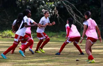 Estefanía Cartagena (en el centro de la foto), retomó los entrenamientos con el DIM tras dar a luz a Valentina, su primera hija. FOTO MANUEL SALDARRIAGA 