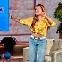 Cristina Saralegui recibió a Karol G en la nueva etapa de su mítico programa televisivo. Foto: Cortesía Univisión.