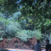 Así quedó la vía que conecta El Picacho con el barrio Paris en Bello. FOTO: Cortesía Denuncias Antioquia