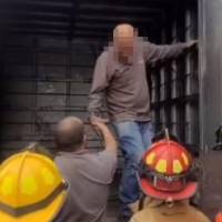 Un hombre fue encerrado dentro de su furgón. FOTO: captura de video