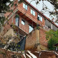 La orden de demolición de las viviendas en Villatina fue dada por considerar que representan riesgo. FOTO ALCALDÍA