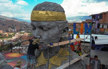 Imagen de la figura de Pachamama, en la Comuna 13, obra de Jordy Artista. Mide 5,5 metros de alto. Foto: Manuel Saldarriaga Quintero.