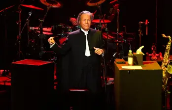 Julio Iglesias lleva varios años retirado de los escenarios, aunque asegura que no deja de trabajar. Está preparando una serie con Netflix sobre su vida. FOTO Getty