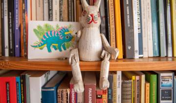 La liebre en la biblioteca de Manuela le recuerda a los animales contemplativos de los que habla Bachelard. FOTO CARLOS VELÁSQUEZ La liebre en la biblioteca de Manuela le recuerda a los animales contemplativos de los que habla Bachelard. FOTO CARLOS VELÁSQUEZ