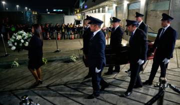 Se realizó una corta calle de honor, entre la salida de la zona de carga hasta el carro fúnebre a su llegada al aeropuerto de Bogotá. FOTO Colprensa. Se realizó una corta calle de honor, entre la salida de la zona de carga hasta el carro fúnebre a su llegada al aeropuerto de Bogotá. FOTO Colprensa.