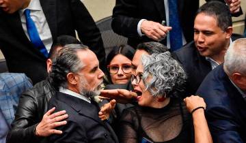 El Ministro del Interior, Armado Benedetti, fue a reclamarle al secretario del Senado por un supuesto amaño en el registro de votos. La congresista María José Pizarro trató de calmarlo. FOTO: Colprensa