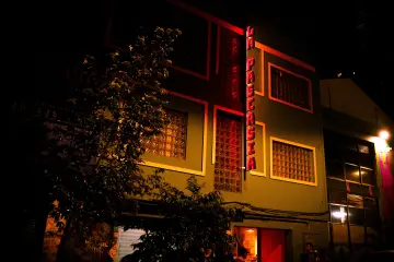 La Pascasia, en el centro de Medellín, se ha convertido en un refugio de artistas. En el viejo edificio sobre la calle Bomboná hay una librería, una tienda de discos, una tienda de diseño, restaurante y un gran salón para bailar como manda la tradición. 