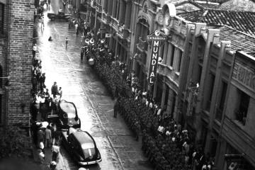 La Cacharrería Mundial (1947), en la carrera Carabobo, fue fundada en el 26 de noviembre de 1921 por don Germán Saldarriaga del Valle y Don Emilio Restrepo A. FOTO carños rodríguez. “Fotoreporter”. La Cacharrería Mundial (1947), en la carrera Carabobo, fue fundada en el 26 de noviembre de 1921 por don Germán Saldarriaga del Valle y Don Emilio Restrepo A. FOTO carños rodríguez. “Fotoreporter”.