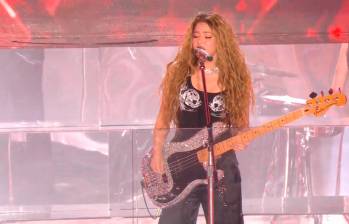 La artista colombina Shakira hizo un conciertos sorpresa en el Times Square de Nueva York el martes 26 de marzo de 2024. FOTO: CAPTURA DE PANTALLA 