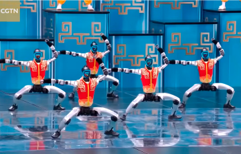 Los robots humanoides hacen parte de las “nuevas fuerzas productivas de calidad”, que buscan potenciar las productividad mediante la automatización. Foto captura pantalla CFTN.