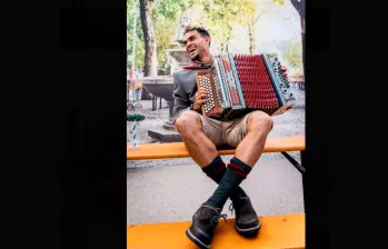 Luis Fernando Díaz posó con un acordeón y trató de sacarle algunas notas al instrumento musical que es tradicional de Colombia, durante la celebración del Oktoberfest con el Bayern Múnich. FOTO TOMADA X @FCBayern