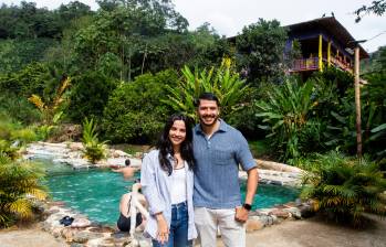 El oasis natural es una piscina que se baña con el recursos hídrico que atraviesa la finca. Además, tiene arena que complementa la experiencia de La Playa. FOTO JULIO CÉSAR HERRERA