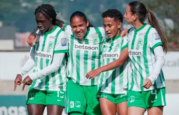 Las jugadoras del cuadro verdolagan celebran la clasificación a la semifinal de la Liga, a falta de un duelo para el cierre de los octavos de final. FOTO CORTESÍA ATLÉTICO NACIONAL 