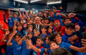 La experiencia de los pequeños y sus familias fue inolvidable. En la imagen, aparecen con el presidente del Barcelona, Joan Laporta. FOTO CORTESÍA BARCA ACADEMY
