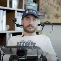 Noland Arbaugh fue el primer ser humano en controlar un computador con la mente gracias a Neuralink. Hoy, enfrenta la desconexión parcial del chip cerebral implantado. FOTO video Barrow Neurological Institute