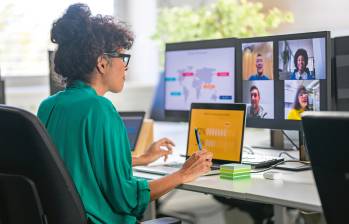 Pese a la promesa de flexibilidad y calidad de vida, el trabajo remoto pierde terreno en Colombia, donde las empresas empiezan a priorizar la presencialidad y la conexión directa con los equipos de trabajo. FOTO: GETTY