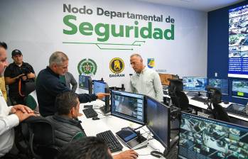 El gobernador de Antioquia, Andrés Julián Rendón, en el Nodo Departamental de Seguridad. FOTO: Cortesía Gobernación