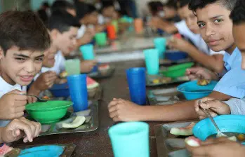Niños en un comedor escolar. FOTO: ONU