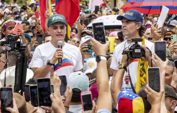El gobernador de Antioquia, Andrés Julián Rendón, y el alcalde de Medellín, Federico Gutiérrez, durante una concentración en La Alpujarra realizada en agosto de 2024. FOTO: Jaime Pérez Munévar.