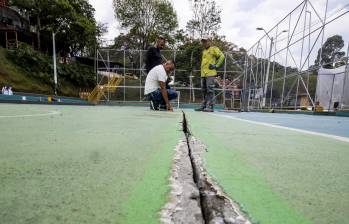 Grietas en la cancha polideportiva de Limonar 2 en San Antonio de Prado. Foto: Jaime Pérez Munévar