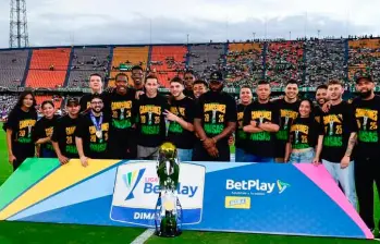 El quinteto de Paisas, campeón de la Liga Profesional fue invitado por Atlético Nacional para rendirle un homenaje en el Atanasio Girardot. FOTO CORTESÍA PAISAS 