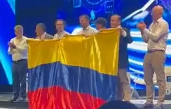 Los alcaldes fueron recibidos con aplausos y gestos de aprobación de los asistentes. Imagen: captura de video. 