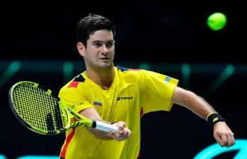 Nicolás Mejía en acción en su duelo de apertura en la serie de Copa Davis ante Eslovaquia. FOTO CORTESIA 