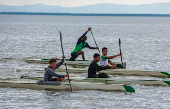 En las desafiantes aguas de Turbo, jóvenes promesas del canotaje retan las olas y el viento. Cada remada en el mar Caribe no solo los acerca al alto rendimiento, también transforma sus vidas. FOTO manuel saldarriaga