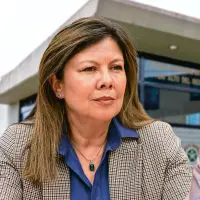 La fiscal Luz Adriana Camargo, el gobernador Andrés Julián Rendón, y detrás uno de los CAI en plena operación. FOTO ARCHIVO