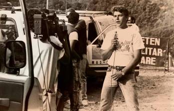 El periodista Diego Sánchez en los años 90, haciendo un reportaje en la entrada de la cárcel La Catedral, de Envigado. FOTO: CORTESÍA.