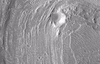 La cámara HiRISE situada a bordo del Mars Reconnaissance Orbiter (MRO) de la Nasa ha observado "grandes y aerodinámicos surcos tallados por enormes volúmenes de agua" en el Planeta Rojo. FOTO: Europa Press