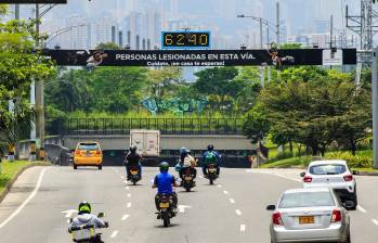 Se aproxima la prima y seguramente que no quiere dejársela al Tránsito. FOTO: EL COLOMBIANO