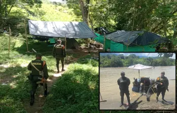 Adelante, una de las dragas incautadas por las autoridades. Atrás, cambuches donde al parecer se alojaban los mineros ilegales. FOTO: Cortesía Policía Antioquia. Adelante, una de las dragas incautadas por las autoridades. Atrás, cambuches donde al parecer se alojaban los mineros ilegales. FOTO: Cortesía Policía Antioquia.