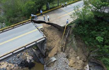 Una banca del puente El Tonusco en Santa Fe de Antioquia se cayó en la madrugada del 3 de noviembre del 2023. FOTO: manuel saldarriaga