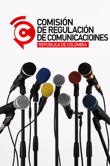 Arriba de los micrófonos, el logo de la Comisión de regulación de Comunicaciones (CRC). FOTO: Ilustración El Colombiano