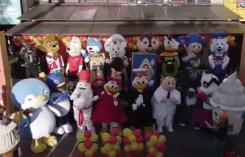 Frisby celebró su aniversario 48 de una manera en la que solo este pollo sabe hacerlo: rodeada de mascotas. Imagen, captura de video.
