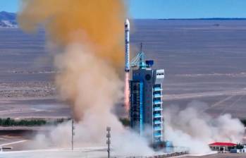 Lanzamiento del cohete con los primeros doce satélites de una constelación dedicada a procesar datos como un supercomputador en el espacio asistido con Inteligencia Artificial. FOTO: Cortesía Europa Press/REMITIDA / HANDOUT por CGTN / CNSA